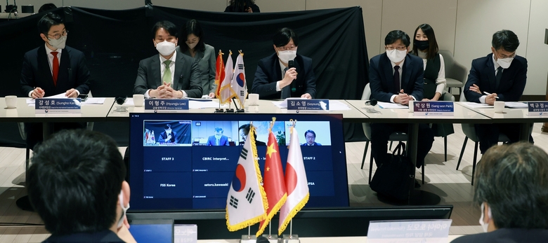 김소영 금융위원회 부위원장(가운데)이 3일 오후 서울 중구 은행회관 뱅커스클럽에서 금융위원회와 금융감독원 주최로 열린 '제11차 한중일 금융당국 고위급 회의'에서 인사말 하는 모습. 사진|금융위원회