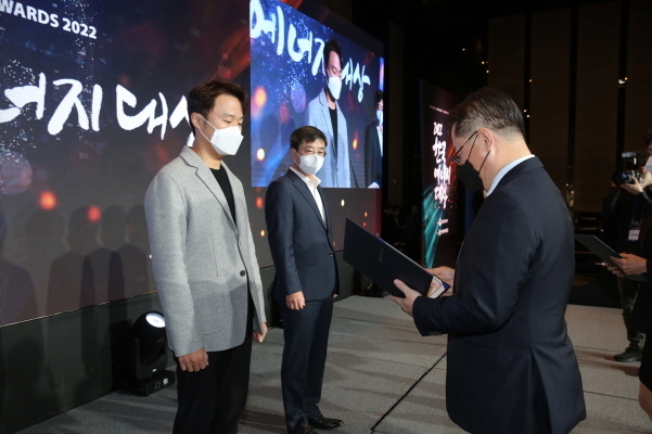 2022 한국에너지대상 산업통상자원부장관 표창을 수상한 엔라이튼의 이영호 대표(왼쪽) 사진|엔라이튼