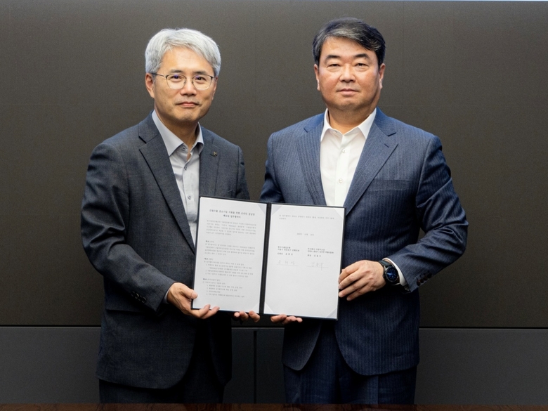 윤희성 한국수출입은행장(왼쪽)과 김용우 더존비즈온 대표이사가 간접수출 중소기업 지원을 위한 '온라인 공급망 팩토링' 업무협약 후 기념촬영하는 모습. 사진|한국수출입은행