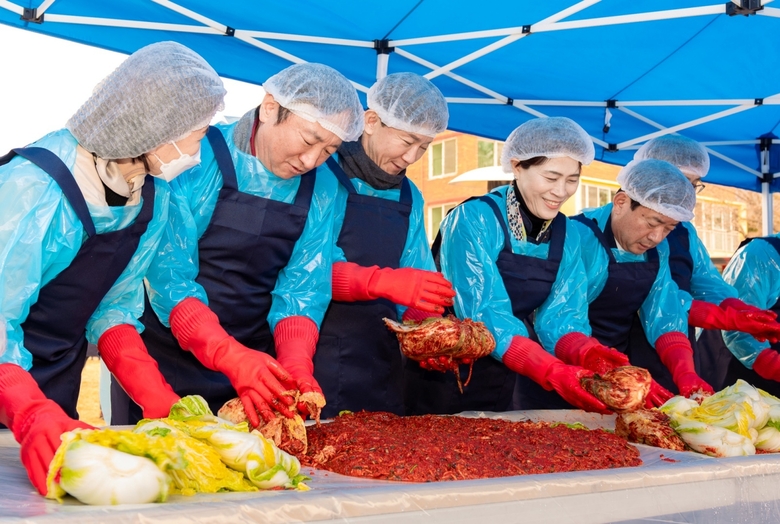 지난 22일 열린 '사랑의 김장김치' 나눔행사에서 권준학 NH농협은행장(왼쪽 두번째)과 강봉구 삼성전자 한국총괄 부사장(왼쪽 세번째)이 김치를 담그는 모습. 사진|NH농협은행