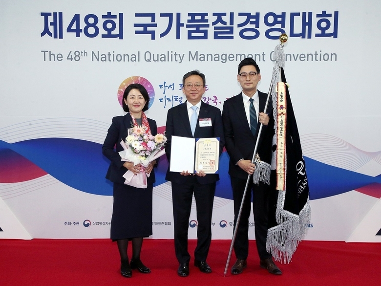 지난 23일 일산 킨텍스에서 열린 '제48회 국가품질경영대회'에서 국가품질혁신상 탄소중립부문 대통령표창 수상후 신한은행 정상혁 부행장(가운데)과 ESG기획실 직원들이 기념촬영하는 모습. 사진|신한은행