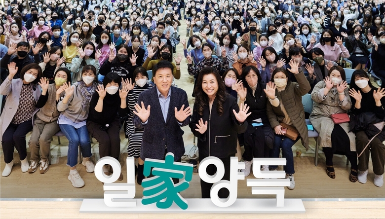 최근 인천 청라 하나글로벌캠퍼스 대강당에서 열린 힐링콘서트 '오은영의 일가양득'에서 함영주 하나금융그룹 회장(앞줄 왼쪽)과 오은영 박사가 임직원들과 함께 기념촬영하는 모습. 사진|하나금융그룹
