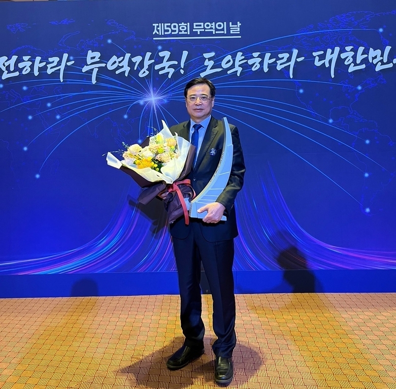장성학 동원시스템즈 소재사업부문 대표가 5일 서울 강남구 삼성동 코엑스에서 열린 ‘제 59회 무역의 날’ 기념식에서 ‘2억불 수출의 탑’을 수상하고 기념 사진을 촬영하고 있는 모습. 사진ㅣ동원그룹