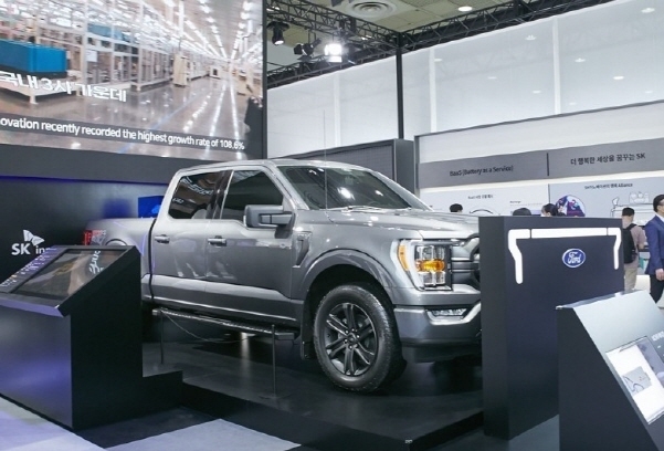 SK온의 전기차 배터리를 탑재한 미국 포드사의 픽업트럭 F-150. 사진|SK온