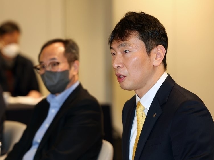 이복현 금융감독원장이 7일 서울 뱅커스클럽에서 열린 연구기관장과 간담회에서 발언하는 모습. 사진|연합뉴스
