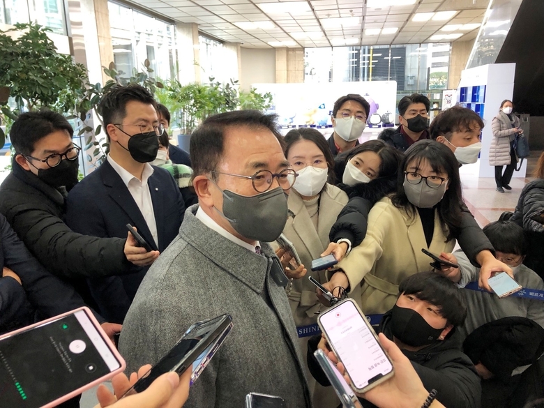 조용병 현 신한금융지주 회장이 8일 오전 회장후보추천위원회 면접에 앞서 취재진 질문에 답하고 있는 모습. 사진|인더뉴스