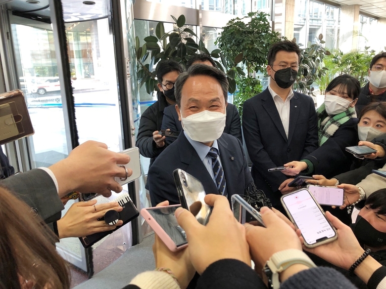 진옥동 신한은행장이 8일 오전 회장후보추천위원회 면접에 앞서 취재진 질문에 답하고 있는 모습. 사진|인더뉴스