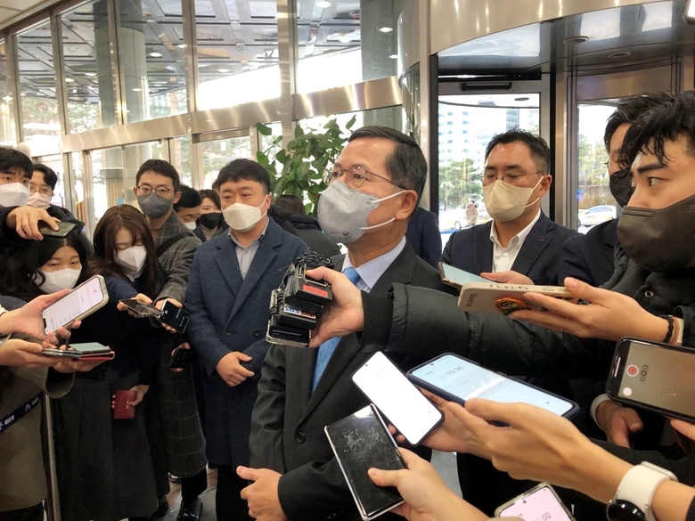 임영진 신한카드 사장이 8일 오전 회장후보추천위원회 면접에 앞서 취재진 질문에 답하고 있는 모습. 사진|인더뉴스