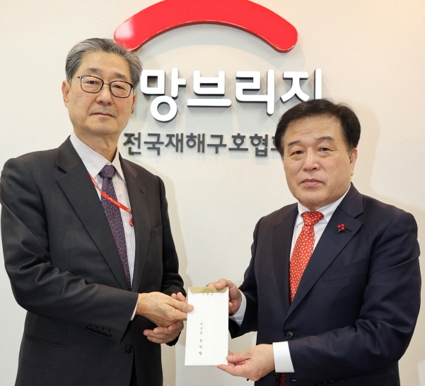 송필호 희망브리지 전국재해구호협회회장(왼쪽)과 이진복 대통령실 정무수석. 사진 |의망브리지