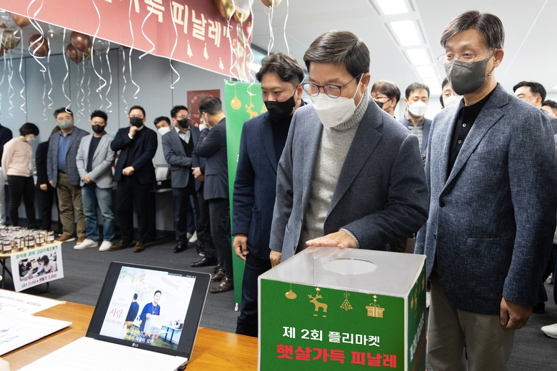 서재환 금호건설 대표이사(사진 가운데), 조완석 금호건설 부사장(사진 오른쪽)을 비롯한 금호건설 임직원들이 9일 서울 종로구 공평동 금호건설 본사에서 열린 플리마켓 ‘햇살가득 피날레’ 행사에 참여한 모습. 사진ㅣ금호건설