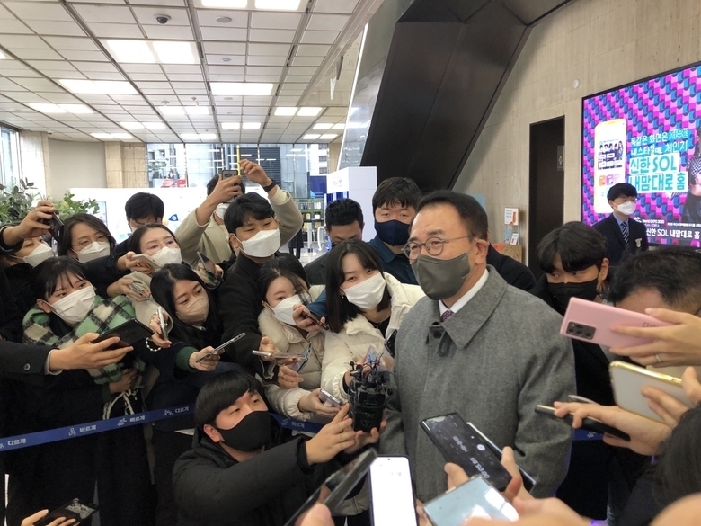 조용병 신한금융지주 회장이 지난 8일 오후 회추위 결과가 공개된 뒤 본사 로비에서 취재진 질문에 답하는 모습. 사진|인더뉴스