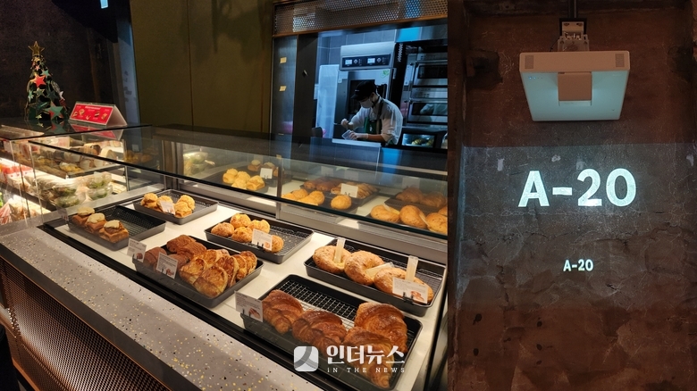 카운터(왼쪽)와 영사기 순번 표시기(오른쪽). 사진ㅣ인더뉴스