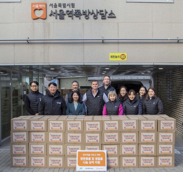 지난 8일 JTI코리아 임직원들과 데이비드 윌러 JTI코리아 사장(가운데)이 서울역쪽방상담소에서 나눔 상자 배부 활동을 진행한 모습. 사진ㅣJTI코리아