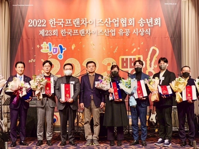 메가커피가 한국프랜차이즈산업 발전에 기여한 공로로 수상했다.(왼쪽에서 세번째, 메가커피 신방섭 CFO)/ 사진=메가커피 제공)