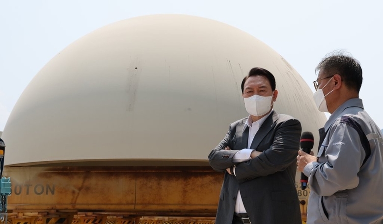 윤석열 대통령이 지난 6월22일 경남 창원시 두산에너빌리티를 방문해 신한울 3·4호기 원자로와 증기발생기용 주단소재 보관장에서 한국형원전 APR1400에 대해 설명 듣는 모습. 사진|연합뉴스