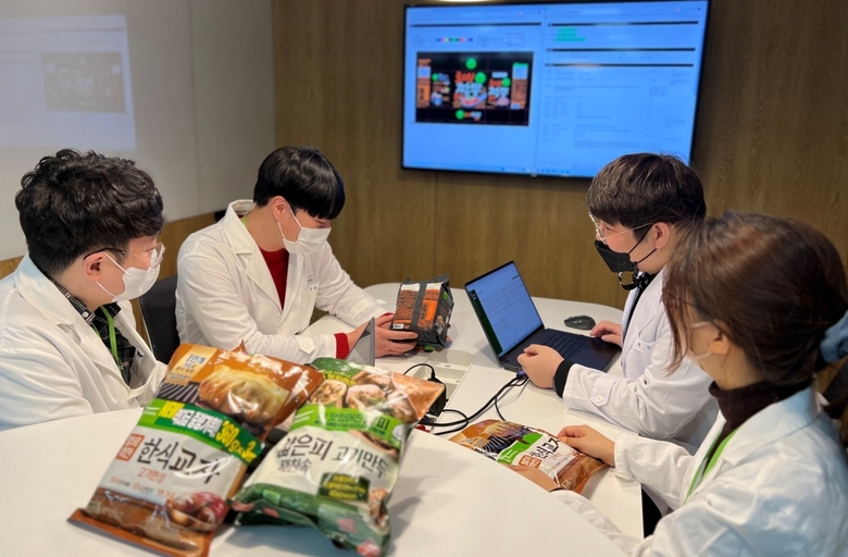 풀무원 임직원들이 '식품표시사항 자동완성 플랫폼'을 활용해 제품 패키지에 디자인된 내용을 검토하고 있는 모습. 사진ㅣ풀무원