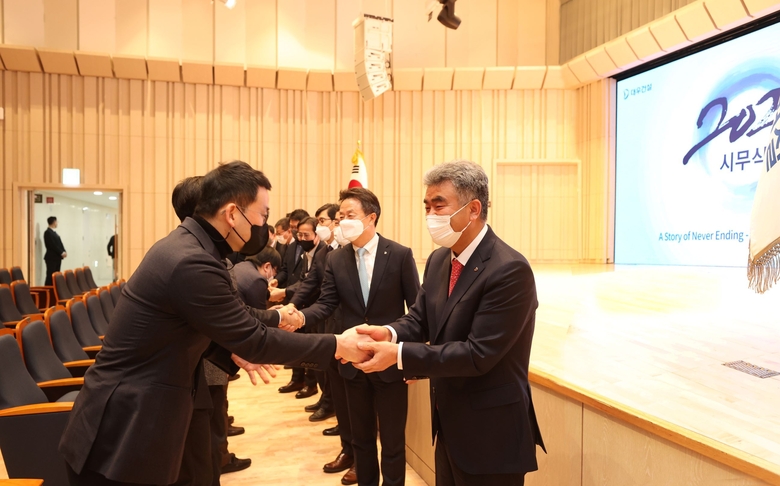 (맨 오른쪽에서부터 시계반대방향으로) 정원주 중흥그룹 부회장과 백정완 대우건설 사장이 시무식에서 임직원들을 격려하고 있다. 사진ㅣ대우건설
