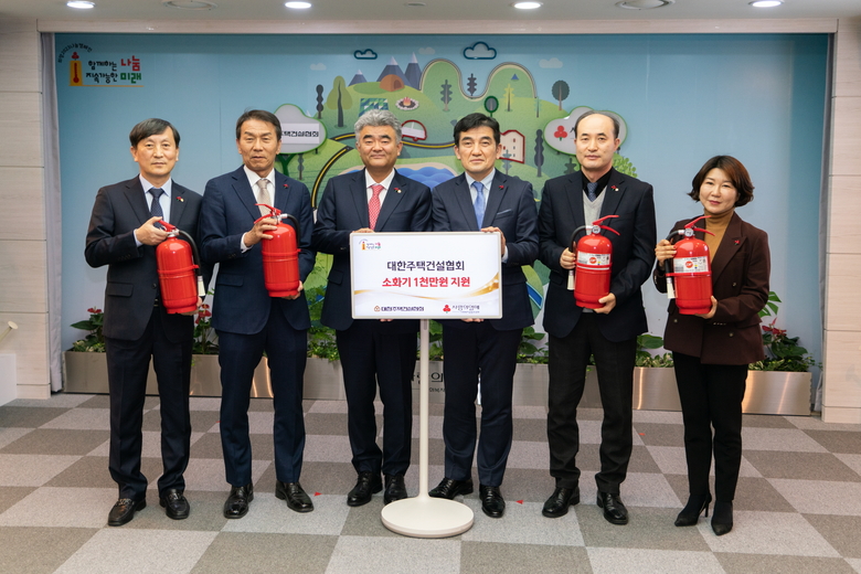 (사진 왼쪽부터) 이송재 대한주택건설협회 기획상무이사, 정용식 정책고문, 정원주 대한주택건설협회 회장, 황인식 사랑의열매 사무총장, 이호상 대한주택건설협회 기획본부장, 김경희 사랑의열매 사회공헌본부장이 전달식 이후 사진촬영에 임하고 있다. 사진ㅣ대한주택건설협회