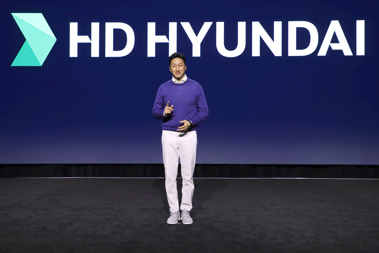 정기선 HD현대 대표가 CES 2023 하루 전 진행한 프레스컨퍼런스서 오프닝 연설을 하는 모습. 사진ㅣHD현대