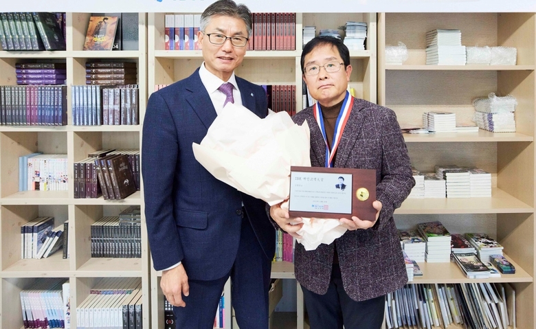 IBK기업은행 박청준 개인고객·카드사업그룹장(오른쪽)이 신현호 고객에 감사패를 전달하는 모습. 사진|IBK기업은행