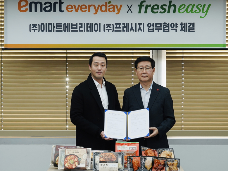 정중교 프레시지 대표이사(왼쪽)와 김성영 이마트에브리데이 대표이사(오른쪽)가 업무협약 체결 후 기념사진을 촬영하는 모습. 사진ㅣ프레시지