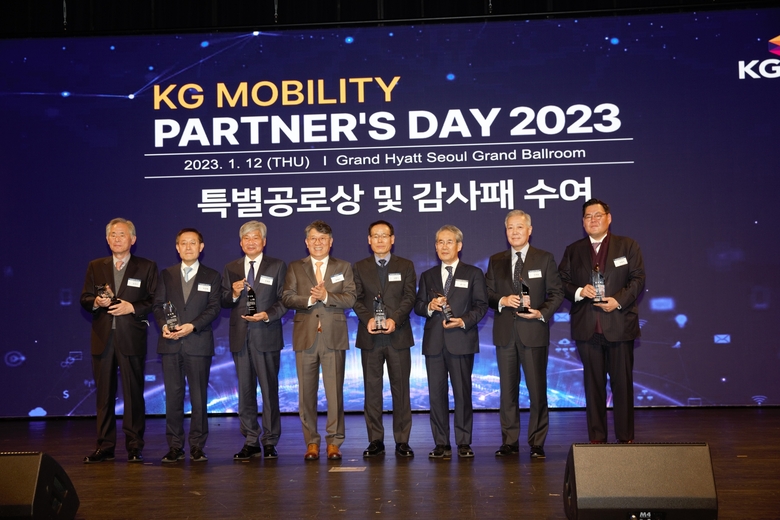 곽재선 쌍용자동차 회장(왼쪽 4번째)과 박경배 신임 파트너스 회장(왼쪽 2번째)을 비롯한 감사패를 전달받은 협력사 대표들이 전달식 이후 사진촬영에 임하고 있다. 사진ㅣ쌍용자동차