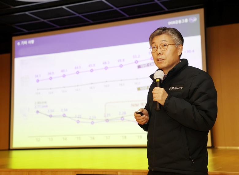 황병우 DGB대구은행장이 임원회의를 주재하는 모습. 사진|DGB대구은행