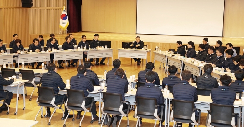 일렬식 좌석이 아니라 마주보며 의견을 나눌 수 있는 대면식 좌석 형태로 열린 DGB대구은행 임원회의 모습. 사진|DGB대구은행
