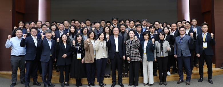 최근 열린 '2023년 상반기 경영전략회의'에서 이환주 KB라이프생명 사장(앞줄 오른쪽 여섯번째)과 임직원들이 기념촬영하는 모습. 사진|KB라이프생명
