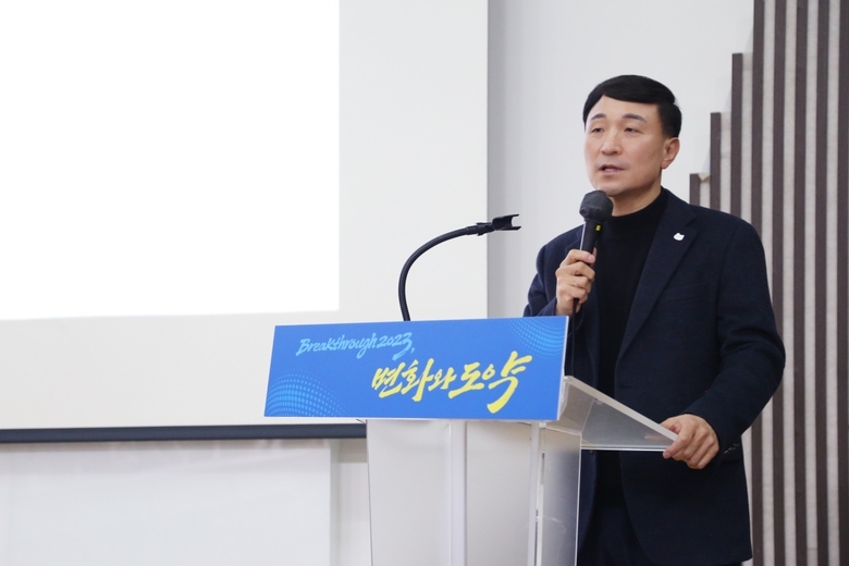 문동권 신한카드 사장이 '2023년 상반기 사업전략회의'를 주재하는 모습. 사진|신한카드