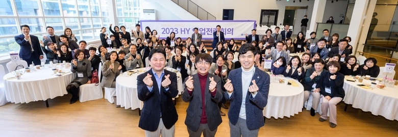 서울 중구 커뮤니티하우스에서 열린 신한라이프 DB사업그룹 영업전략회의에서 이영종 사장(가운데)과 이후경 DB사업그룹장(왼쪽), 임현진 신한금융플러스 TM부문 대표(오른쪽), 임직원들이 기념촬영하는 모습. 사진│신한라이프