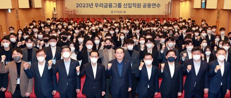 손태승 우리금융그룹 회장(앞줄 가운데)이 30일 공동연수 개강식에서 이원덕 우리은행장(앞줄 오른쪽 네번째) 등 그룹사 CEO, 그룹사 신입직원들과 기념촬영하는 모습. 사진│우리금융그룹