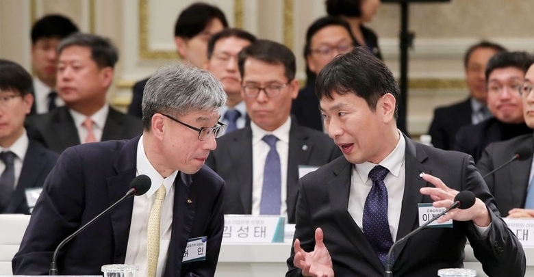 이복현 금감원장(오른쪽)과 KB금융지주 허인 부회장이 30일 청와대 영빈관에서 열린 금융위원회 업무보고에 앞서 대화하는 모습. 사진│연합뉴스