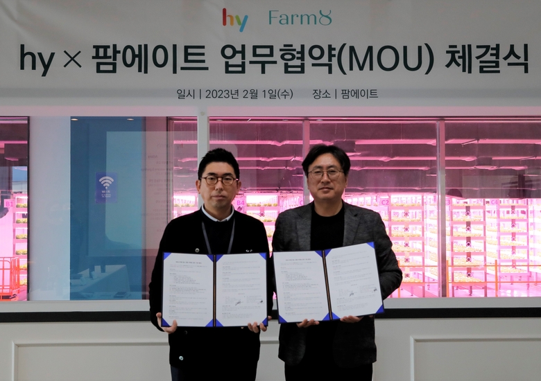 신승호 hy 멀티M&S부문장(왼쪽)과 강대현 팜에이트 대표이사(오른쪽)가 팜에이트 본사 스마트팜 앞에서 기념촬영을 하고 있는 모습. 사진ㅣhy