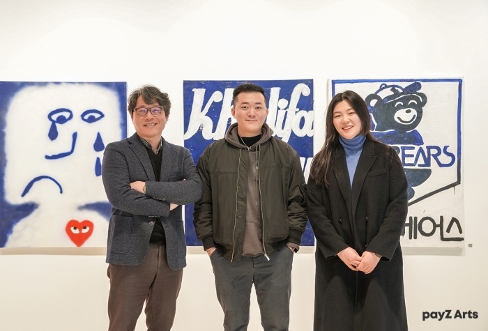 14일 '아트가이드' 전시회에서 박상범 BC카드 payZ_TF장(왼쪽), 박지인 을지예술센터 대표(오른쪽), 아티스트 문우림이 기념촬영하는 모습. 사진│BC카드