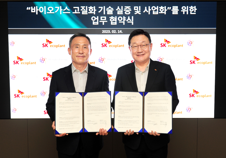 김병권 SK에코플랜트 에코랩센터 대표(사진 오른쪽)와 박용주 홍보에너지 대표(사진 왼쪽)가 협약식 이후 사진촬영에 임하고 있다. 사진ㅣSK에코플랜트