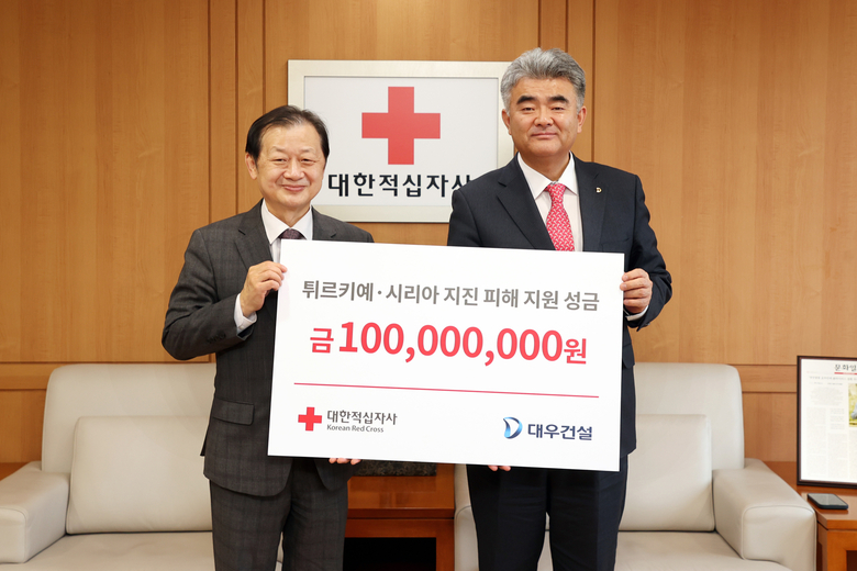 정원주 중흥그룹 부회장(사진 오른쪽)과 신희영 대한적십자사 회장(사진 왼쪽)이 성금 기탁식 이후 사진촬영에 임하고 있다. 사진ㅣ대우건설