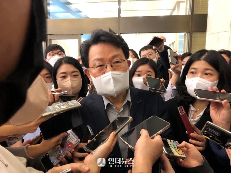 김광수 은행연합회장이 15일 은행회관에서 취재진 질의에 답하는 모습. 사진│인더뉴스