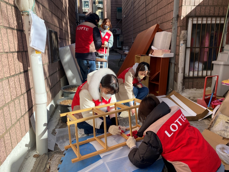 지난 20일 롯데면세점 직원들이 다문화가정에 방문해 가구조립 및 배치, 청소 등 봉사활동에 참여한 모습. 사진ㅣ롯데면세점