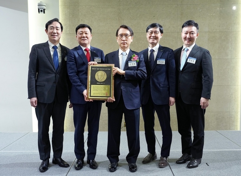 22일 '대한민국 기업가 명예의 전당' 헌액식에서 신창재 교보생명 회장(가운데)과 교보생명 임원들이 헌액 기념패를 들고 기념촬영하는 모습. 사진│교보생명