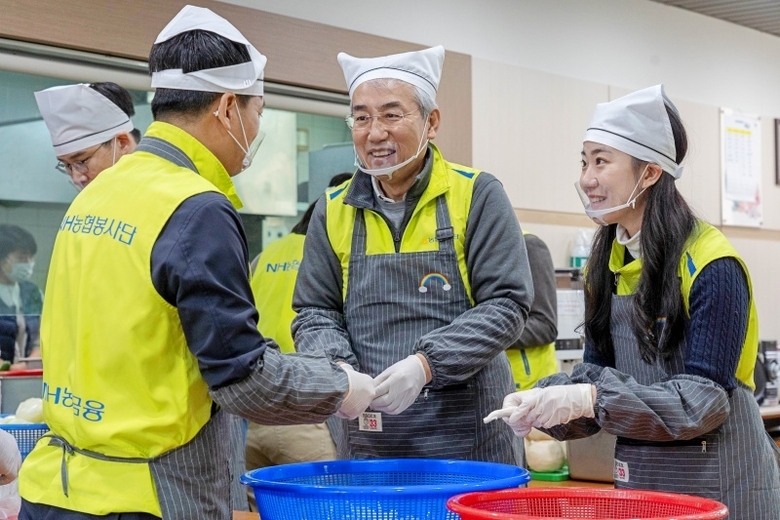 이석준 NH농협금융지주 회장(가운데)과 임직원 봉사단원이 시설 입소자들 점심식사를 준비하기 위해 재료손질하는 모습. 사진│농협금융지주