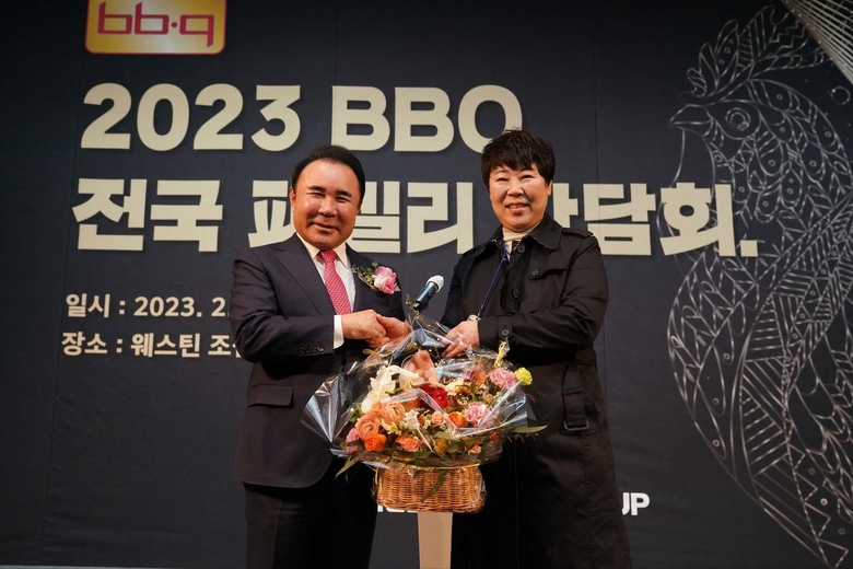 윤홍근 제너시스BBQ 그룹 회장이 전국 패밀리 간담회에서 부산 지역의 패밀리와 인사를 하는 모습. 사진ㅣ제너시스BBQ 그룹