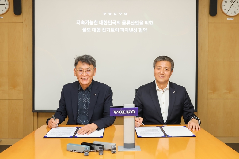 박강석 볼보트럭코리아 사장(사진 왼쪽)과 최진우 볼보파이낸셜서비스코리아 사장(사진 오른쪽)이 사진촬영에 임하고 있다. 사진ㅣ볼보트럭코리아