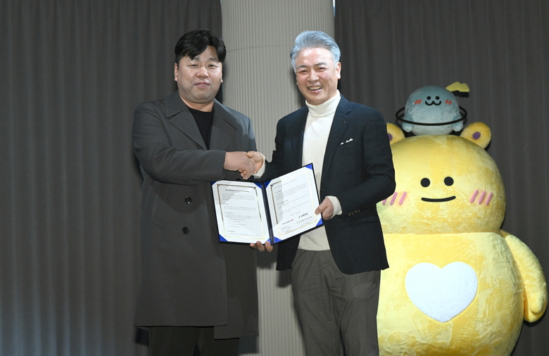 좌측부터 강문중 한류뱅크 회장, 양의식 아시아모델페스티벌조직위원회 회장. 사진ㅣ한류뱅크