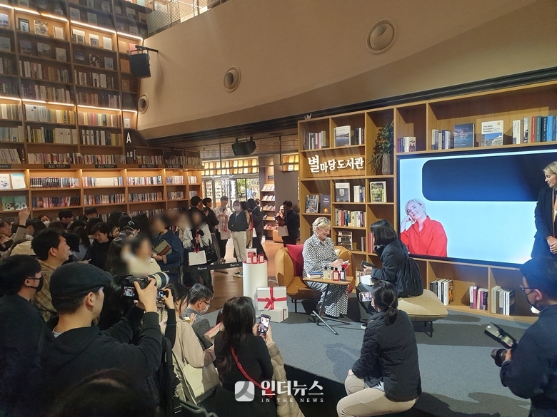 조말론 CBE에게 향수병에 사인을 받는 팬의 모습. 사진ㅣ인더뉴스