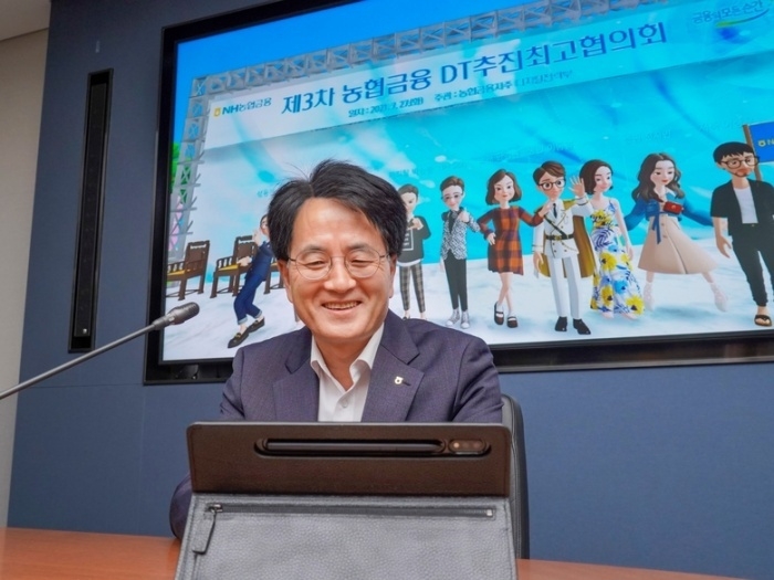 2021년 7월 손병환 당시 농협금융 회장이 직원들과 소통하는 모습. 사진│농협금융지주