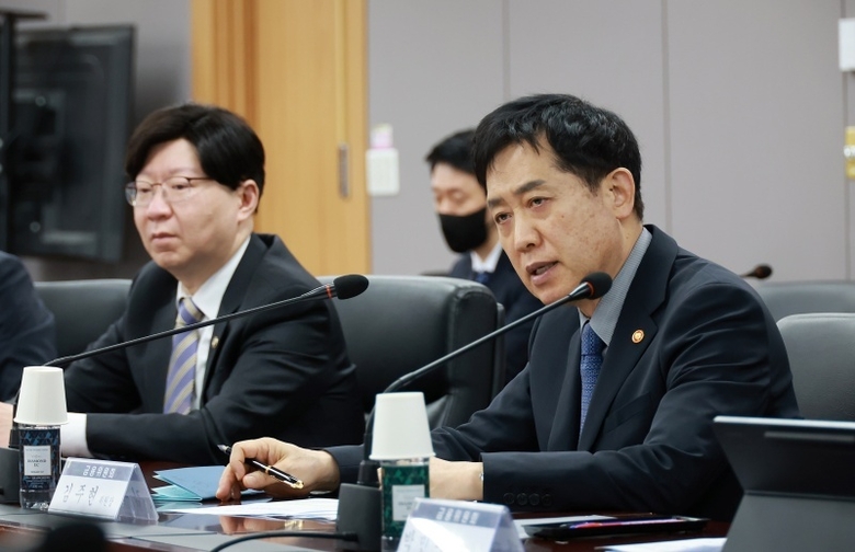 김주현 금융위원장(오른쪽)이 13일 열린 '긴급 금융시장 점검회의'에서 발언하는 모습. 사진ㅣ금융위원회