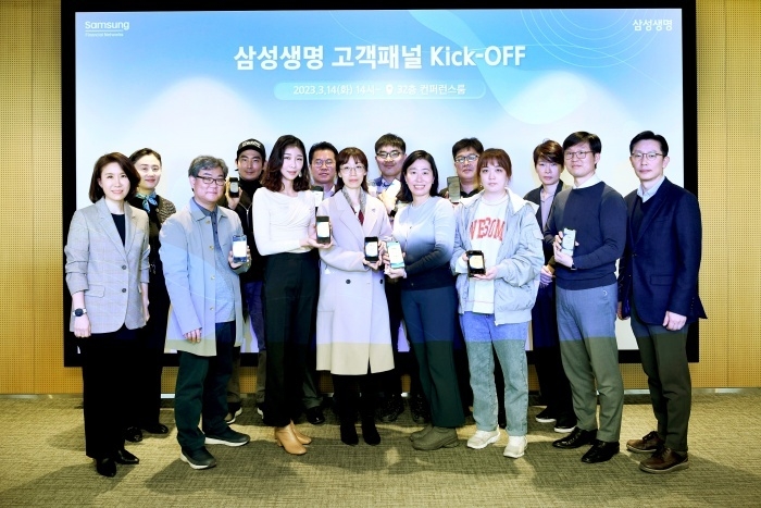 지난 14일 삼성생명 서초동 본사에서 고객패널 대표들과 서준덕 고객중심경영팀장(오른쪽)이 기념촬영하는 모습. 사진ㅣ삼성생명