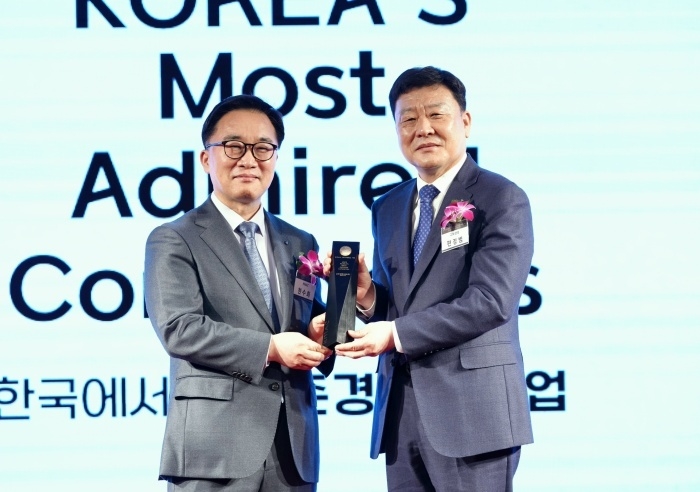 17일 '한국에서 가장 존경받는 기업' 시상식에서 편정범 교보생명 대표이사 사장(오른쪽)이 수상 및 기념촬영하는 모습. 사진ㅣ교보생명