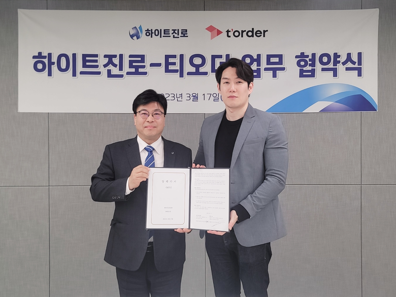 박형철 하이트진로 상무(왼쪽)와 권성택 티오더 대표이사(오른쪽). 사진ㅣ하이트진로